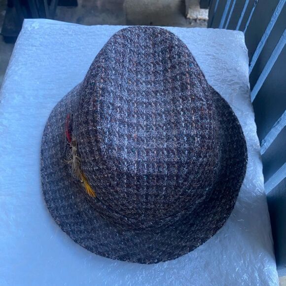 Vintage Dobbs Fifth Avenue Women’s Sabre Felt Fedora Hat W/Feather Sz L - Picture 2 of 8